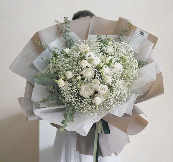 A white Affair - Hand bouquet- Fresh Flowers